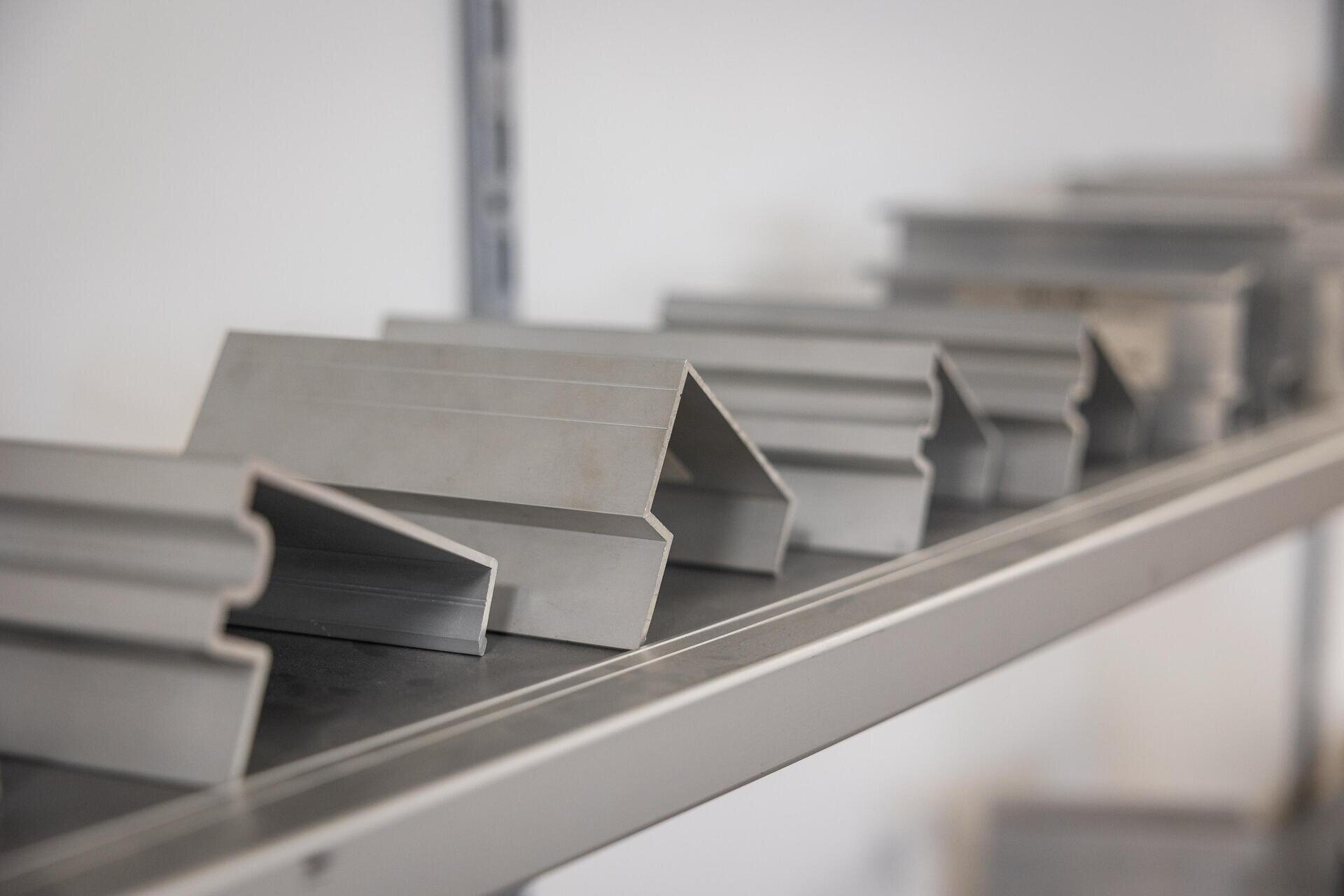 Profile aluminiowe do zabudów pojazdów użytkowych na półce