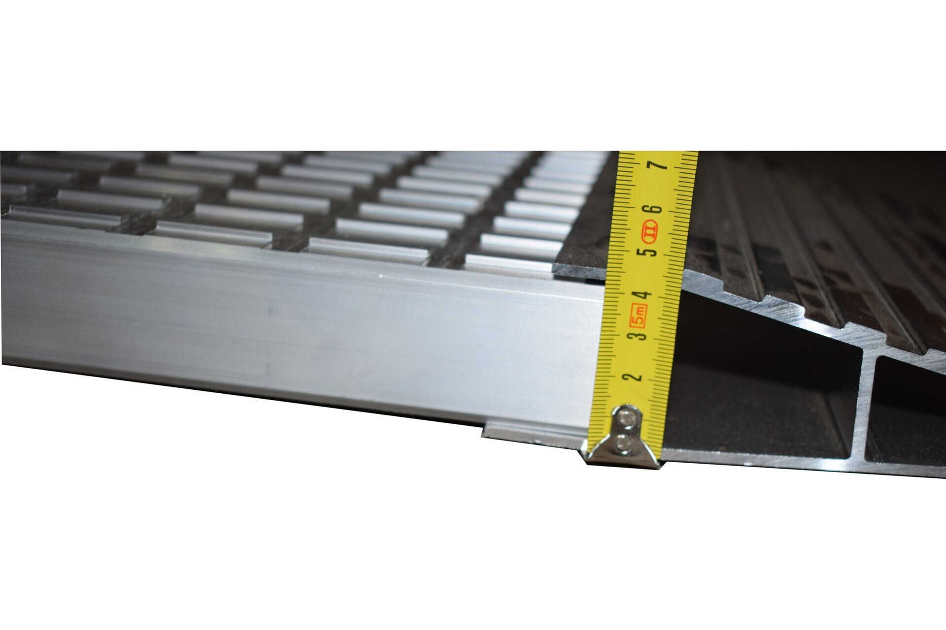 Najazd aluminiowy typ C 4-komorowy 2680x350x40 mm