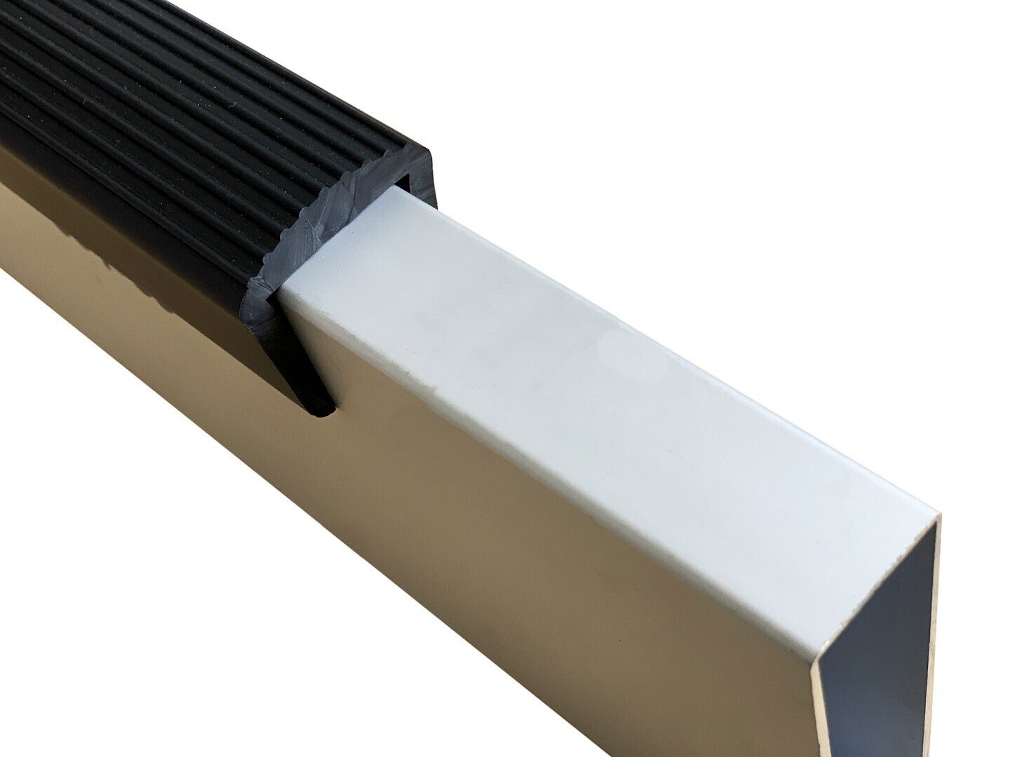 PROFIL PVC ZABEZPIECZAJĄCY BURTĘ / ŁADUNEK L 2500 MM