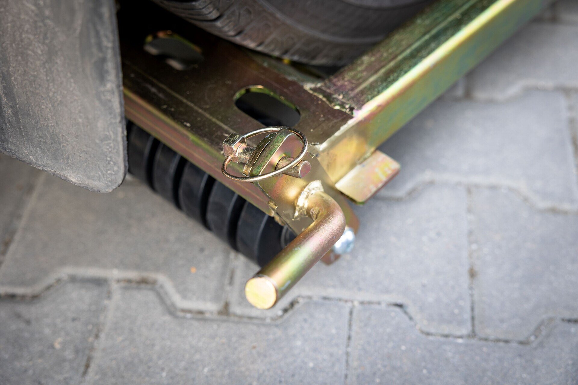 Foldable, liftable service cart for a flat tire